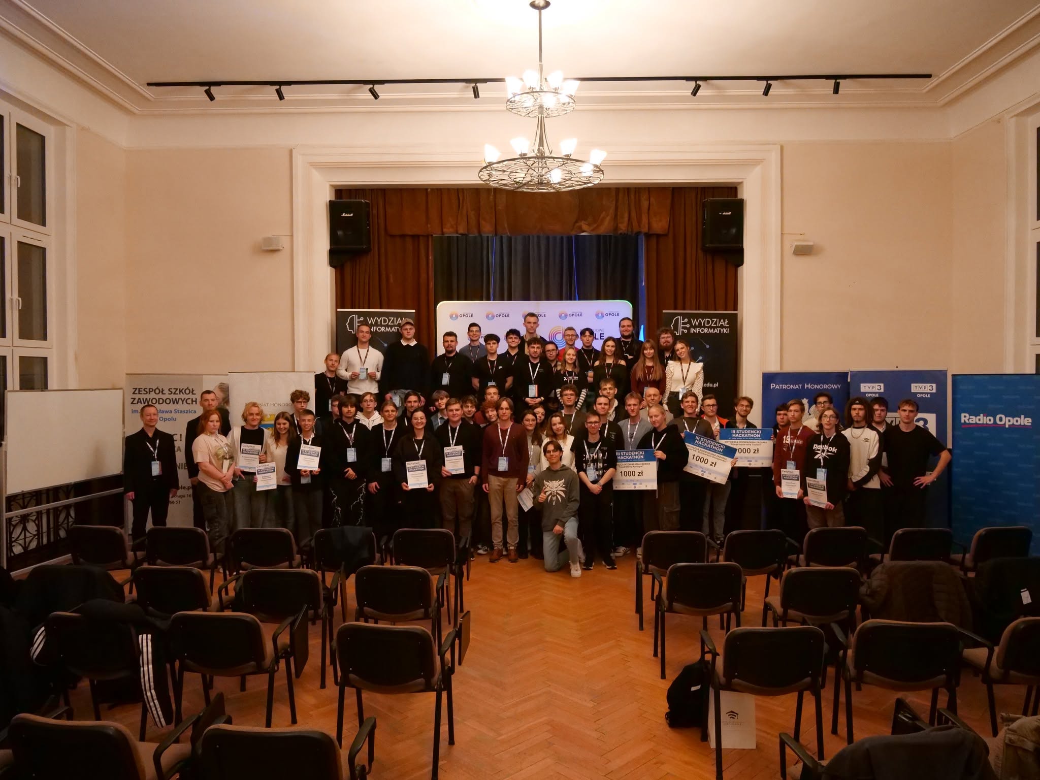 Uczestnicy hackathonu podczas pracy nad projektem